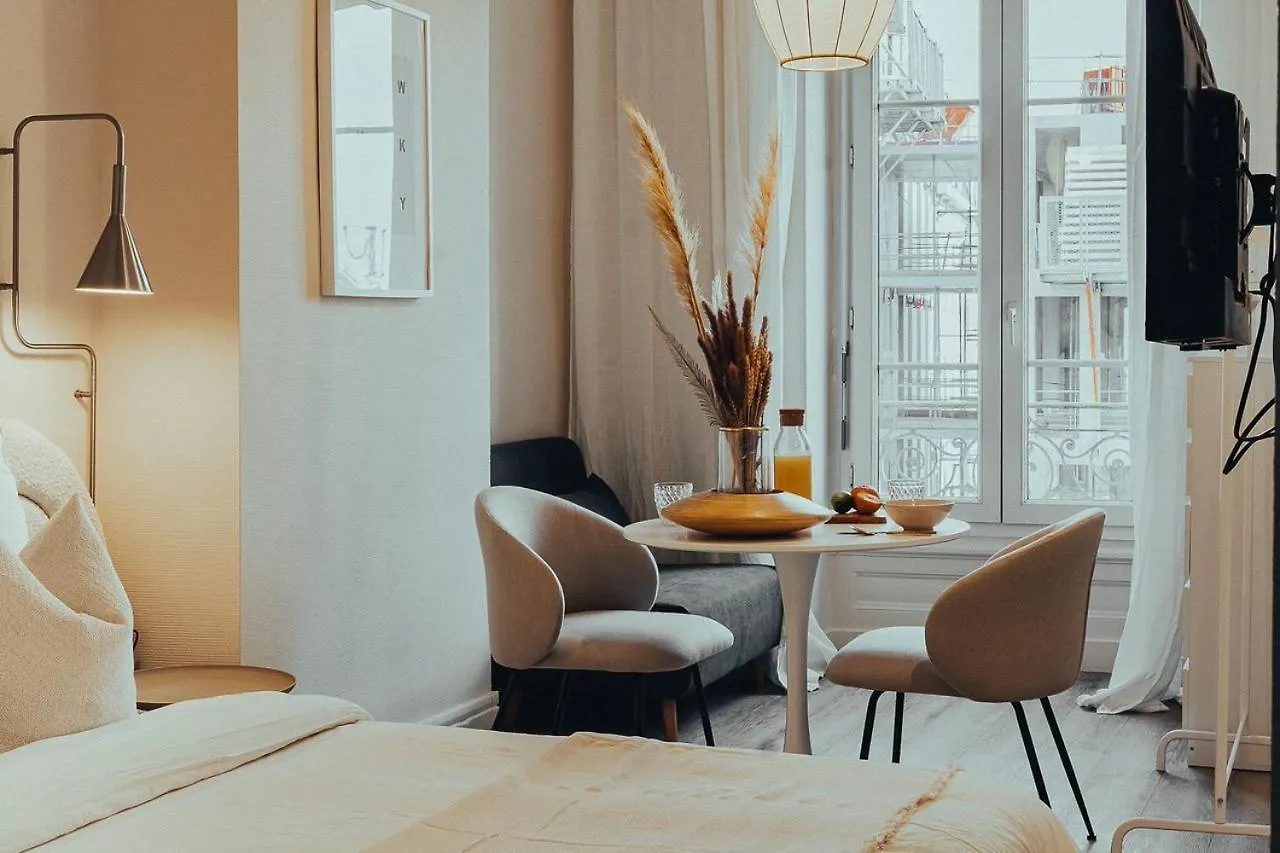Suite Onega Lyon 0*,